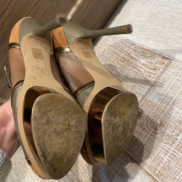 Gold metallic platform pumps - Picture 7 of 8